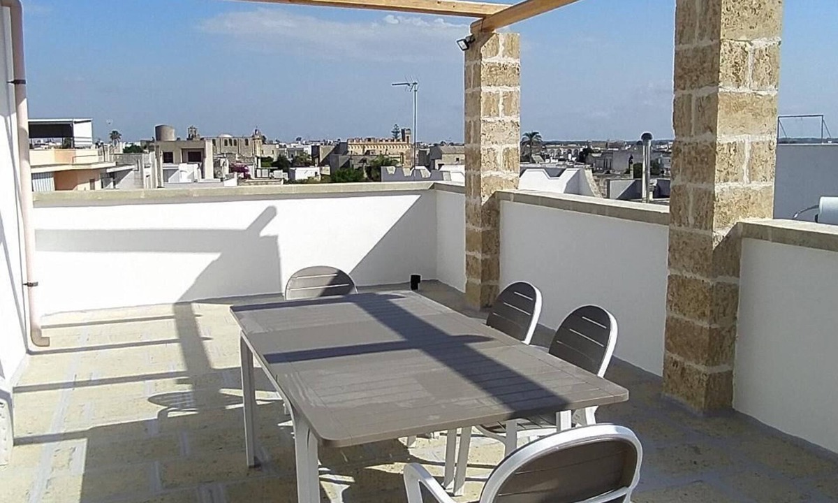 Marittima House | Sea view terrace, 2 bathrooms, 3 bedrooms, living room WiFi Linkem, parking, 2 km mar