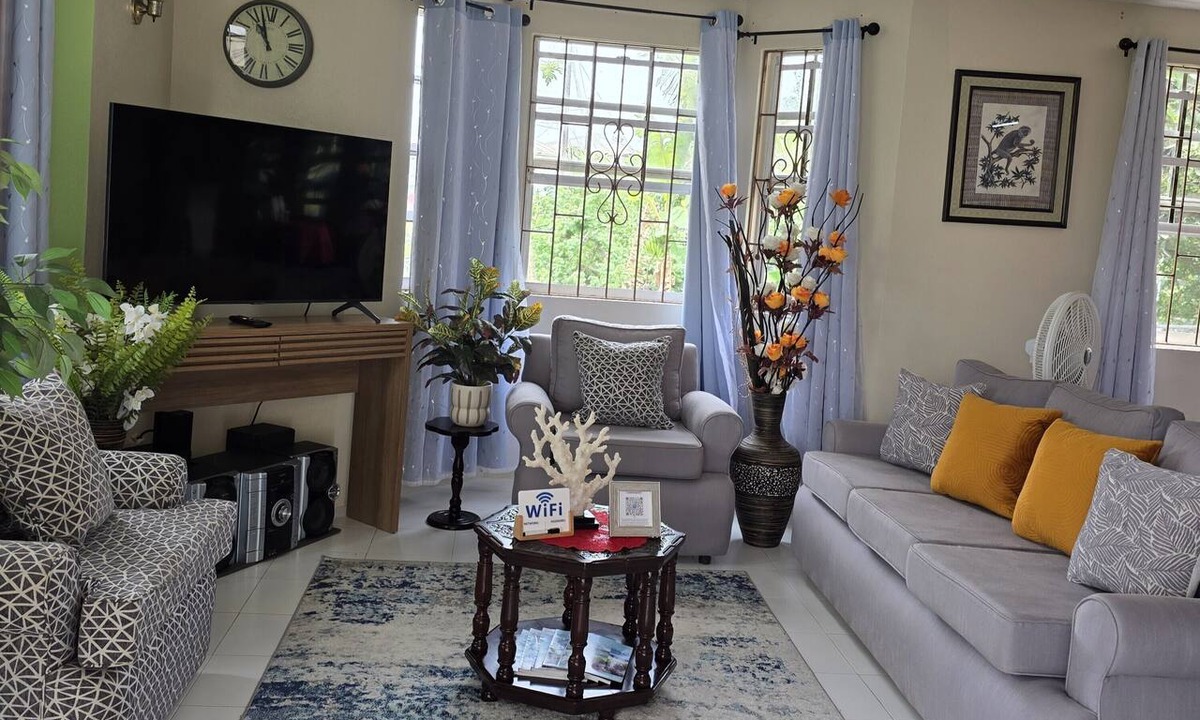 Frere Pilgrim House | Shavaz Paradize Luxury 2BR 2.5BA Home with Private Parking, AC, Beaches, WIFI