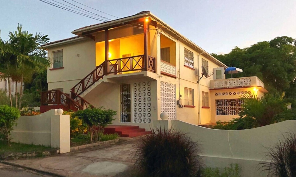 West Terrace Apartment | Spacious 3-Bedroom Apartment located within a Cul-De-Sac, close to the beach.