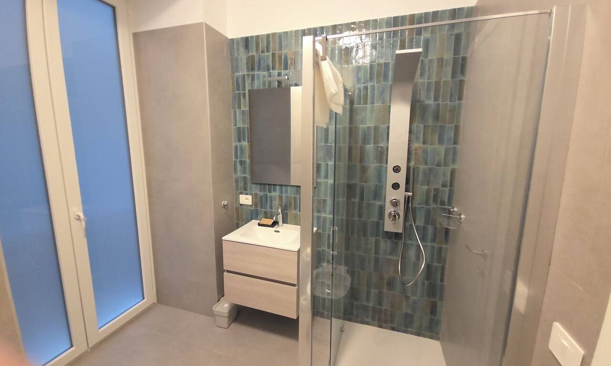 Mergellina Apartment | Spacious 4-bedroom apartment in gorgeous Napoli with AC, near the beach and sea.