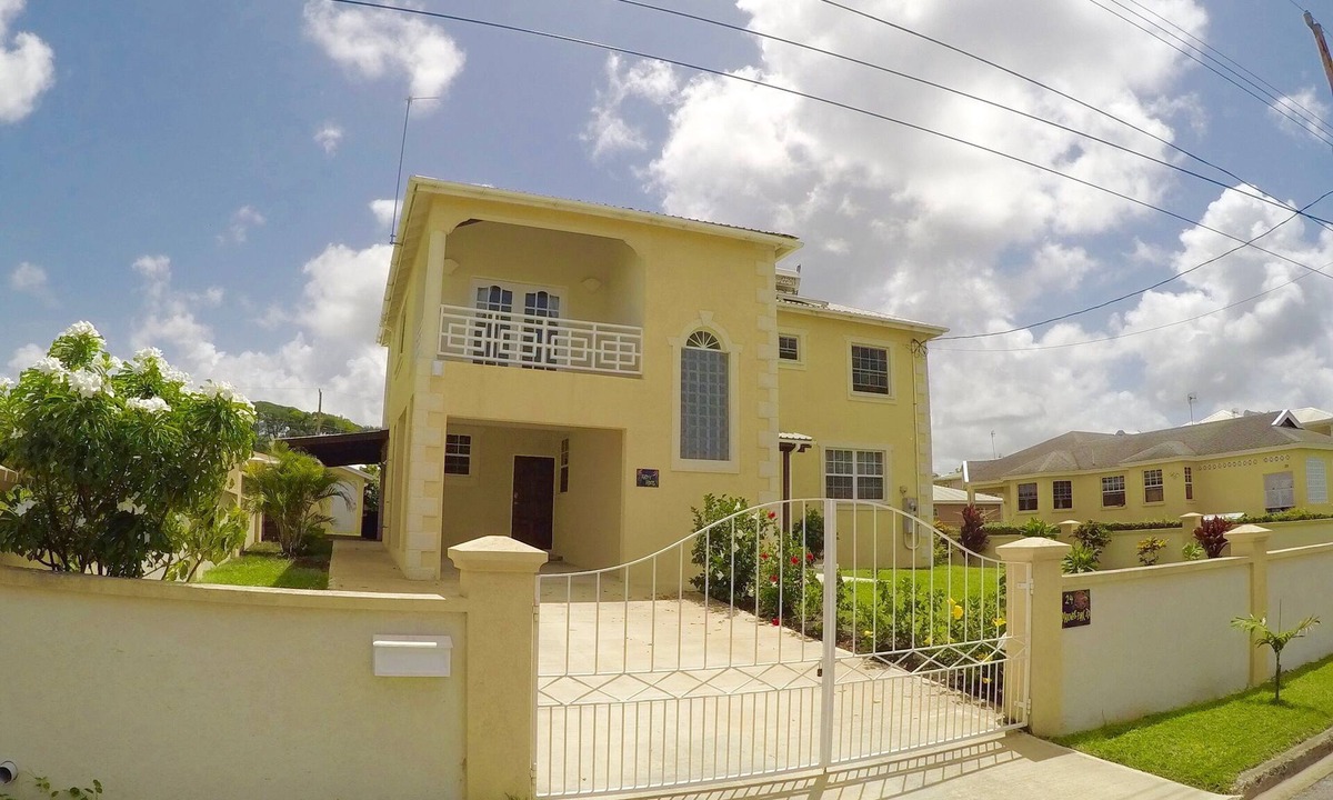 Welches House | Spacious & Bright 5-bedroom house just a short walk to the beach!