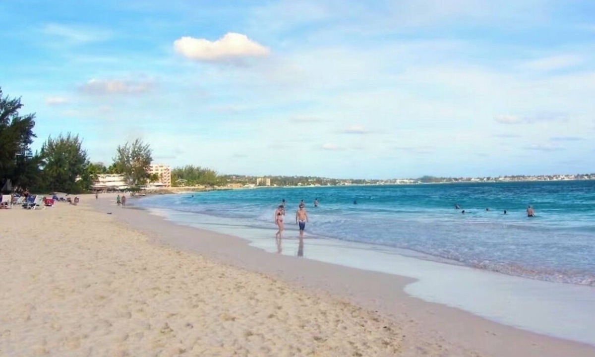 Welches Apartment | Spacious downstairs apartment 5min walk to the beach