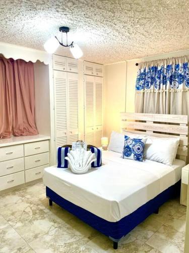 Dover House | Steps 2 Beach - 5 Bedroom 3 Bathroom Villa