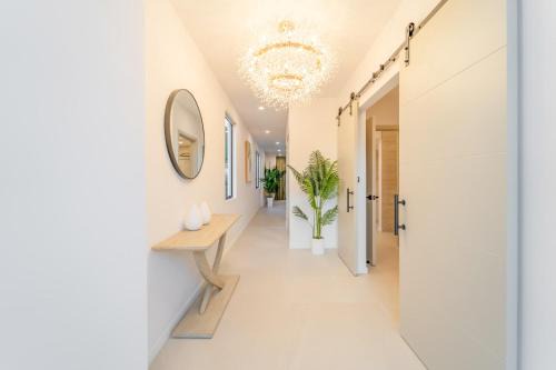 Lower Carlton House | Stylish NEW 2BR Villa with Pool Walk to Beach