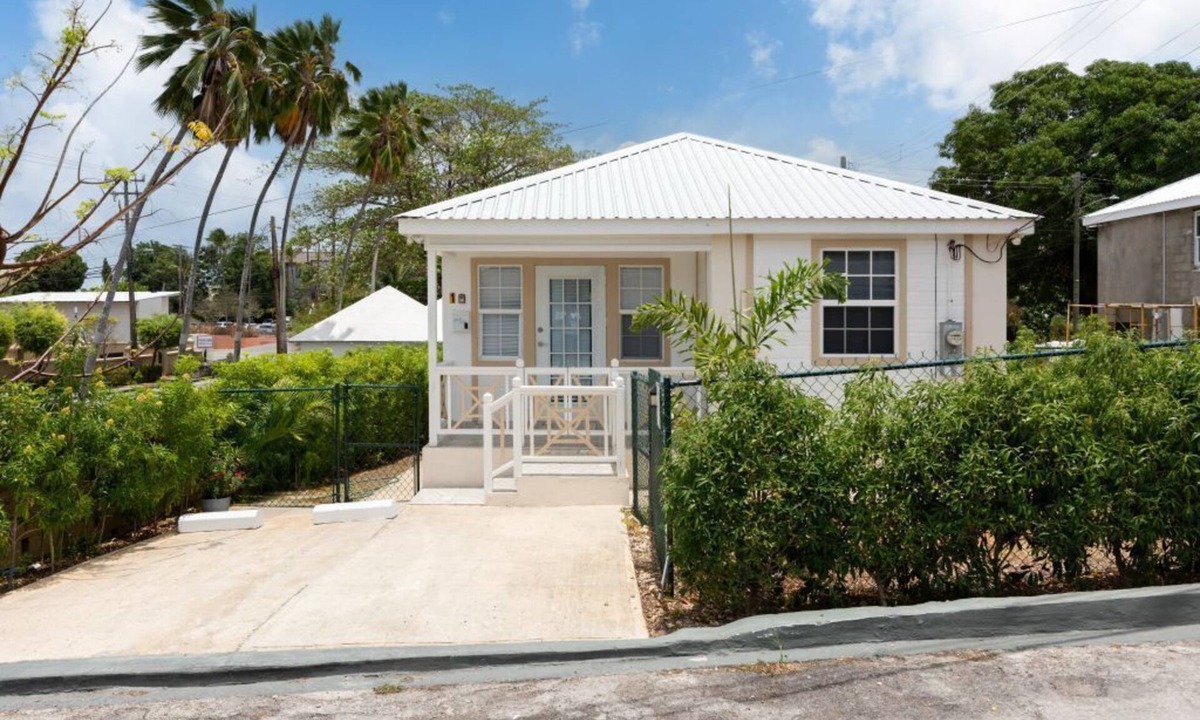 Lodge Hill Villa | The White Villa - Modern Family Friendly 2 Bedroom Villa in Prime Location