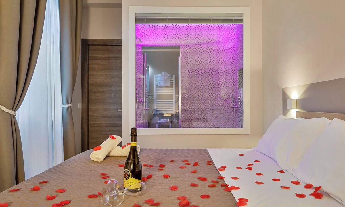 La Spezia Cabin | TOC TOC - ROOM 15 - Relax Shower.At 650m from Central Station,900m from downtown