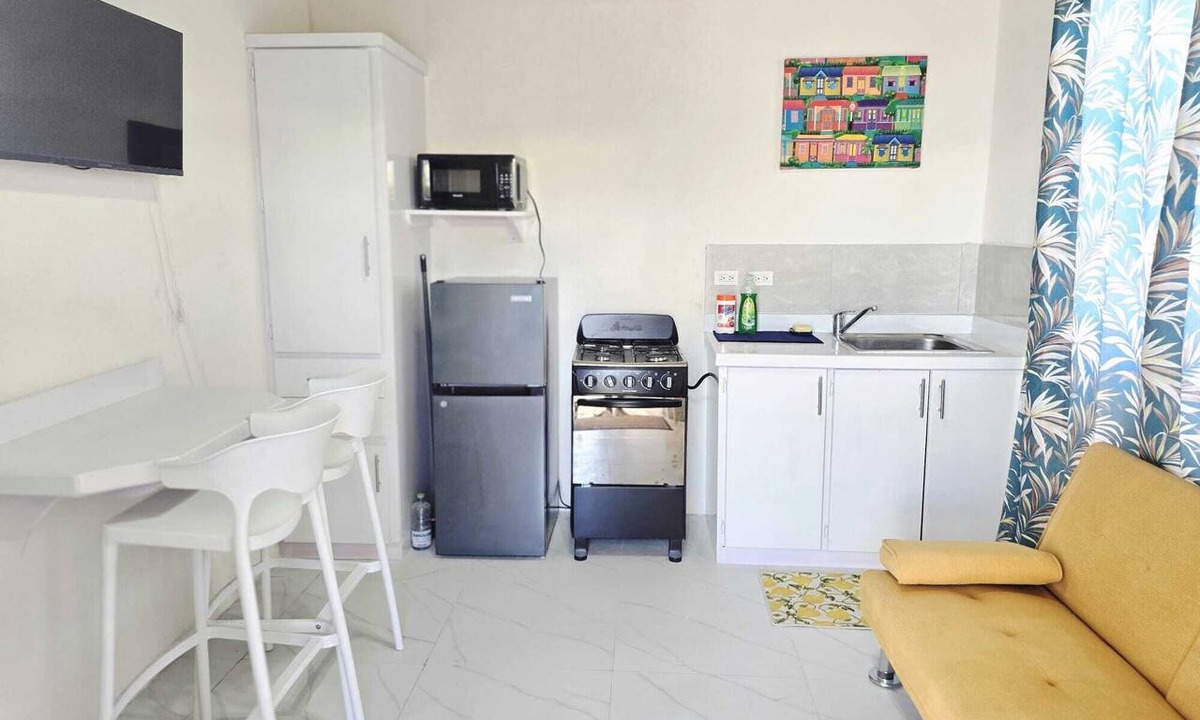 Silver Sands Apartment | Tropical Paradise near bus route, supermarket, and Silvers Sands beach and park
