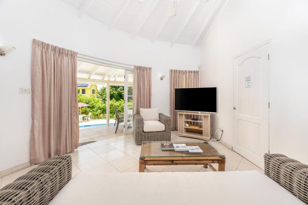 Lascelles Villa | Vida Mejor - West Pool
