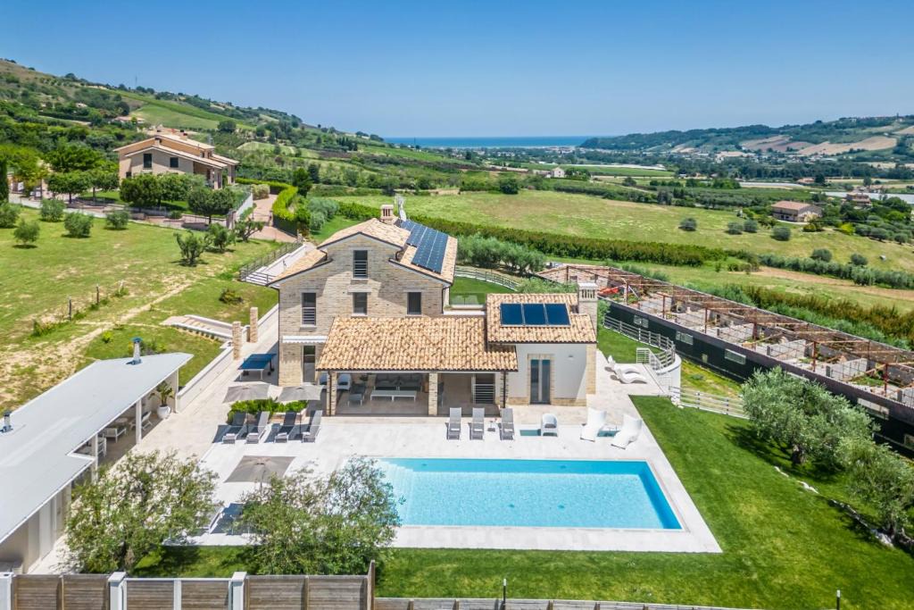 Monterubbiano Villa | Villa Amore di Ada - Modern Design Villa - AirCo, Private Pool & Near The Beach