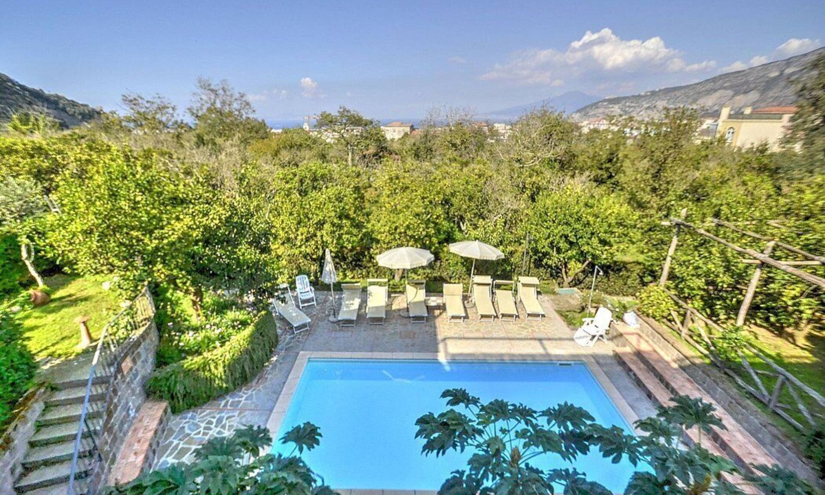 Sant'Agnello House | Villa Fillide D: A charming apartment that covers the entire ground floor of a villa surrounded by a lemon and orange garden, with Free WI-FI.