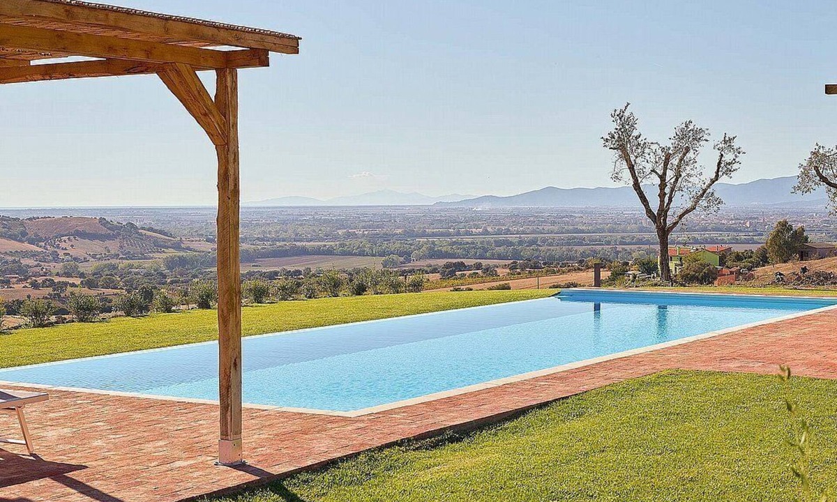 Grosseto Villa | Villa Flores: An elegant and welcoming two-story villa located on top of a small hill, with Free WI-FI.