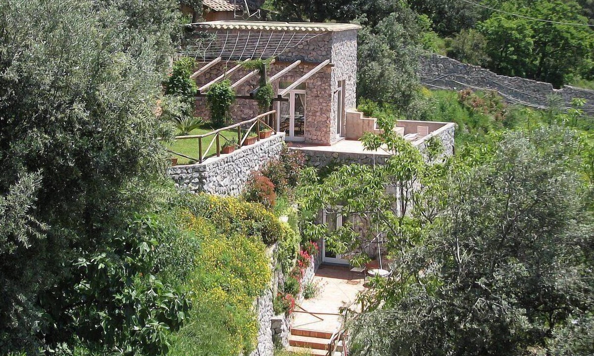 Vietri sul Mare House | Villa Lantana: A characteristic and welcoming two-story independent house built on the sloping cliff in front of the sea, with Free WI-FI.