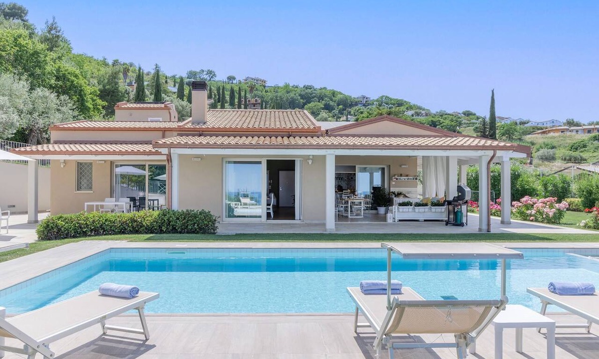 Acquaviva Picena Villa | Villa with a heated pool and sea views, just 10 minutes from the beaches of San Benedetto del Tronto