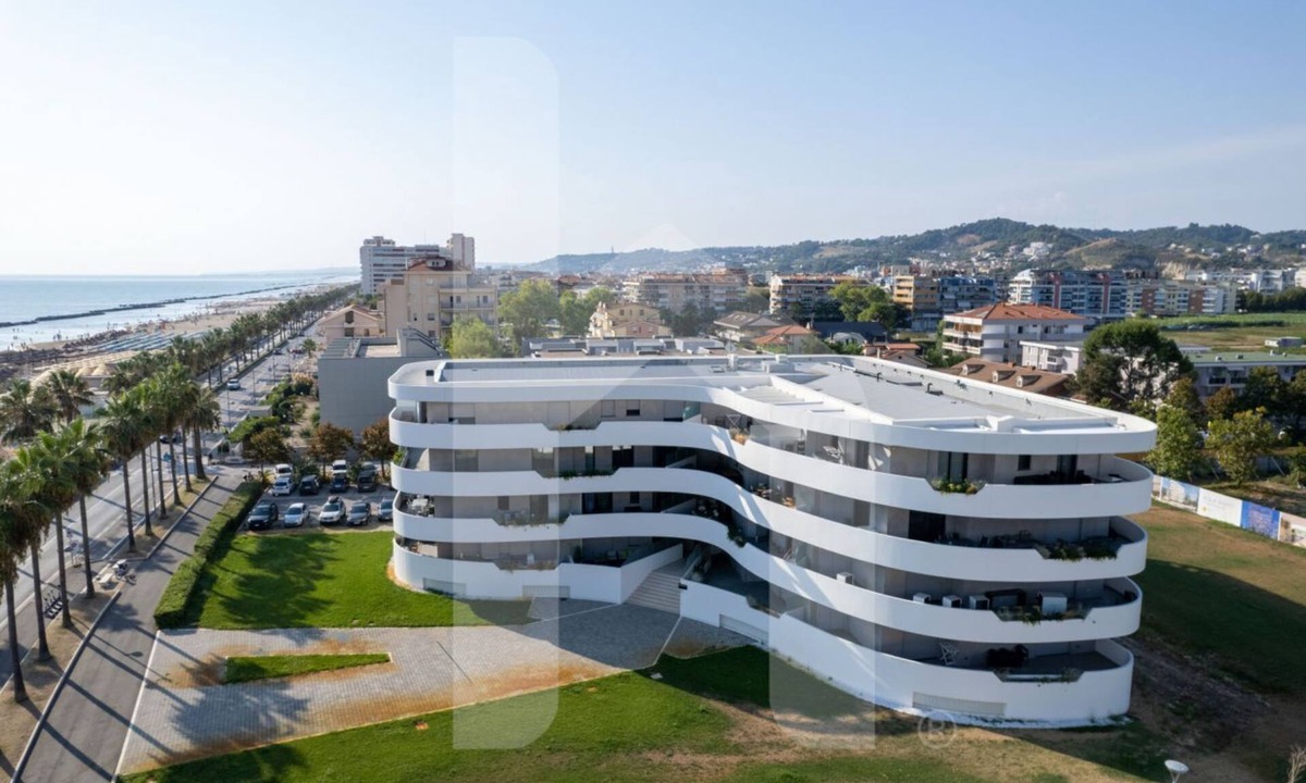 Montesilvano Apartment | WATERFRONT, a newly built structure, was born on the main seafront of Montesilvano, a few steps from the large golden sandy beaches. The Interno 3 apartment, on the 1st floor of the residence which can also be reached by lift, is a three-room apartment w