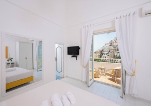 YELLOW CASA DAMA In the Center of Positano with beautiful view