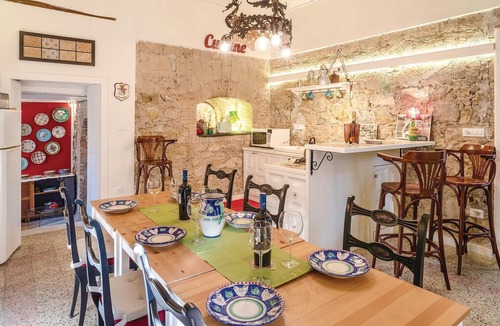 Salerno House | 2 bedroom accommodation in Salerno SA
