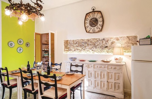 Salerno House | 2 bedroom accommodation in Salerno SA