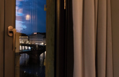 San Frediano Apartment | 2BR Iconic River Views Deluxe 16th Century Palazzo Fast WIFI Wine
