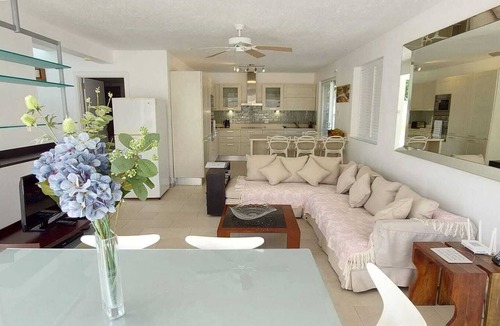 Porters Villa | 3 bedroom Villa in Holetown, Barbados. Walk to Beach, and Pool access.
