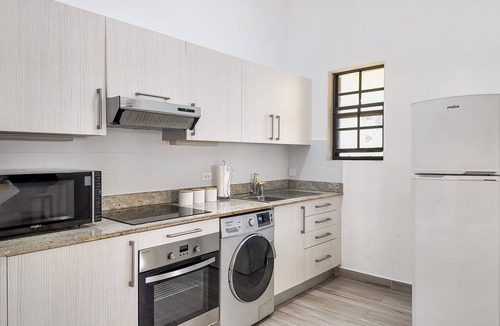 Lascelles Apartment | 5-Min Beach Walk | Holetown 1BR, Pool, AC, Sunset Terrace | Ixora Apartment