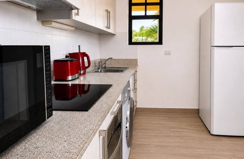 Lascelles Apartment | 5-Min Beach Walk | Holetown 1BR, Pool, AC, Sunset Terrace | Ixora Apartment