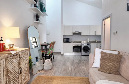 Lascelles Apartment | 5-Min Beach Walk | Holetown 1BR, Pool, AC, Sunset Terrace | Ixora Apartment