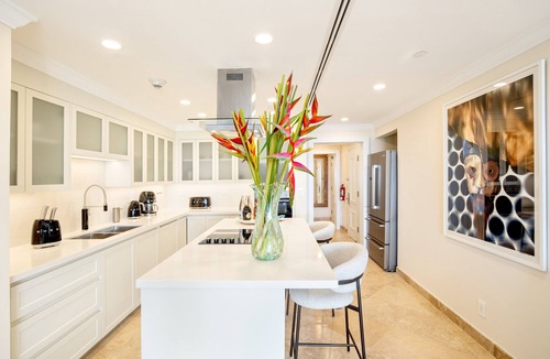 Diamond Valley Villa | A beautifully appointed 2-bdrm, 2-bath resort villa atop Barbados’ most celebrated cliffside, w/panoramic ocean views & designer interiors. Dedicated concierge service & complimentary airport transfers.