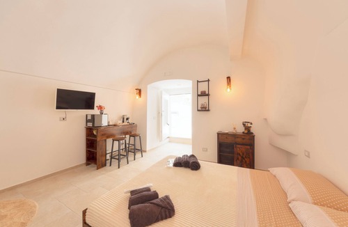 Adelfia Bed & Breakfast | 'ACA Luxury Suite with Jacuzzi,thus enjoying a range of modern amenities.