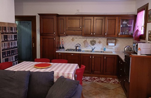 Pederobba House | "Ae Rive" Holiday Home with Mountain View, Private Garden, and Wi-Fi