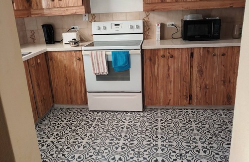 Garrison Historic Area Apartment | Airy Hastings Apartment. Two Relaxing Seaview Balconies. Super secure.