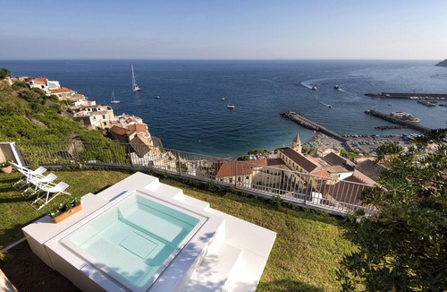 Amalfi Villa | AMORE RENTALS - Palazzo della Storia with Sea View, Jacuzzi & Breakfast
