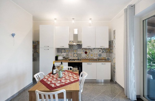 Montecorice Apartment | Apartment 'Appartamento Vite Vista Piscina' with Sea View, Wi-Fi and Air Conditioning