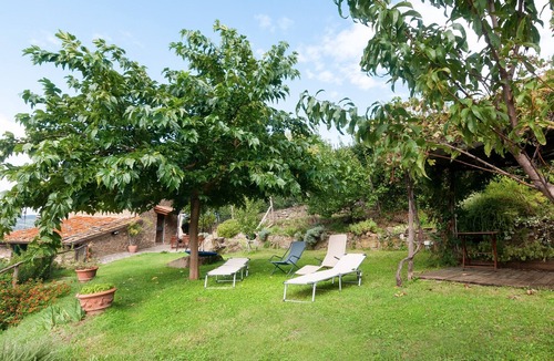 Casole Apartment | Apartment 'Canto Dei Merli' with Private Terrace, Private Garden and Wi-Fi