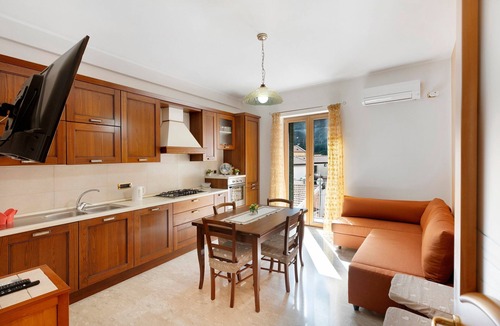 Cetara Apartment | Apartment 'Ce Tour - La Casa del Limone di Nonni' with Mountain View, Wi-Fi and Air Conditioning
