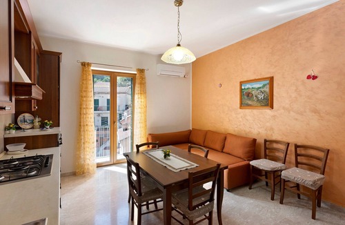 Cetara Apartment | Apartment 'Ce Tour - La Casa del Limone di Nonni' with Mountain View, Wi-Fi and Air Conditioning