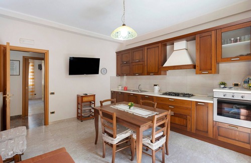 Cetara Apartment | Apartment 'Ce Tour - La Casa del Limone di Nonni' with Mountain View, Wi-Fi and Air Conditioning