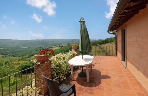 Panzano in Chianti Apartment | Apartment 'Cipressaia Bellavista' with Shared Pool, Shared Garden and Wi-Fi