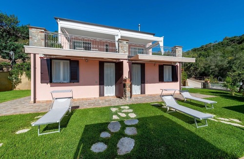 Casal Velino Apartment | Apartment 'Giallo' with Sea View, Wi-Fi and Air Conditioning