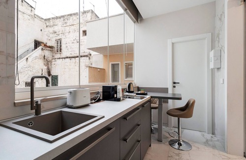 Trani Apartment | Apartment 'Ginex Luxury Suite' with Balcony, Wi-Fi and Air Conditioning