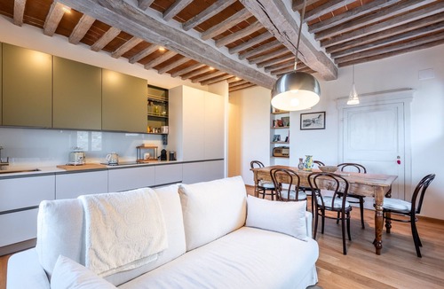 Radicondoli Apartment | Apartment 'Il Bel Soggiorno' with Hillside View