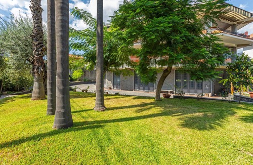 Aci Sant'Antonio Apartment | Apartment 'Il Giardino Di Pietra' with Mountain View, Wi-Fi and Air Conditioning