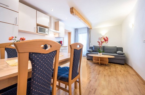 Naz Apartment | Apartment "Klementhof Nr 7" with Mountain View, Pool, Wi-Fi, Balcony & Garden