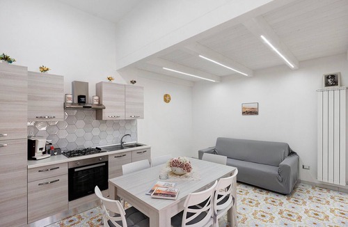 Piazza-Tralia-Pendolo Apartment | Apartment 'La Casa Di Zio Michelino' with Mountain View, Wi-Fi and Air Conditioning