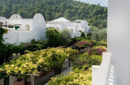 Peschici Apartment | Apartment 'Maritalia 6' with Private Terrace, Private Garden and Air Conditioning