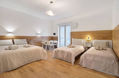 Municipio 2 Apartment | Apartment 'Max - Il Centro Luxury Suites' with Balcony, Wi-Fi and Air Conditioning