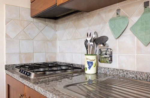 Magliano House | Apartment 'Vernaccia Country House - Agriturismo' with Pool, Garden & Wi-Fi