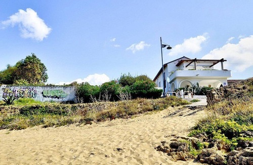 Santa Maria di Castellabate House | Appartamento Apollonia B: A pleasant and spacious one-story apartment that is part of a villa situated at a short distance from the beach, with Free WI-FI.