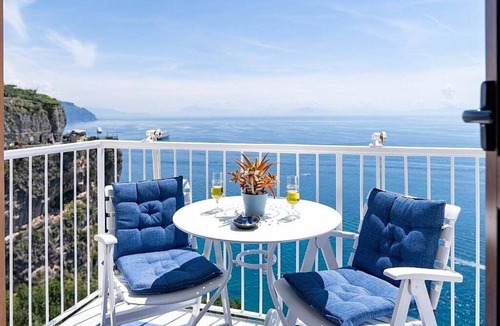Pogerola Apartment | Appartamento Rodolfo: A graceful apartment which faces the sun and the sea, with Free WI-FI.