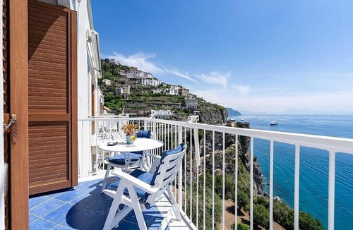 Pogerola Apartment | Appartamento Rodolfo: A graceful apartment which faces the sun and the sea, with Free WI-FI.