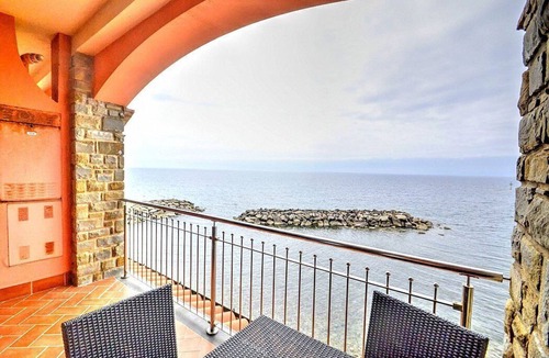 Acciaroli House | Appartamento Torre Caleo I: A charming apartment located right on the beach, with Free WI-FI.